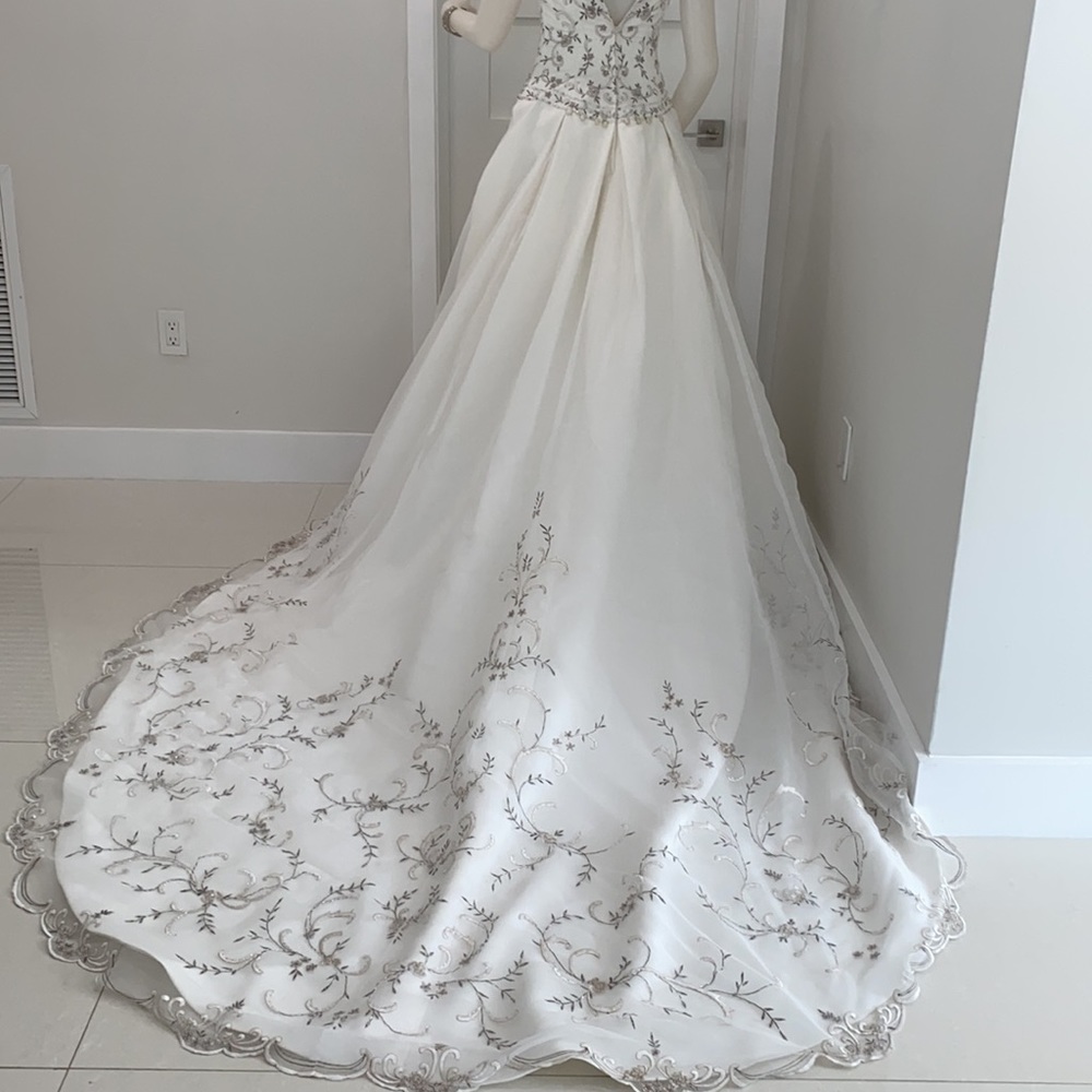Dress - Picture 3 of 3